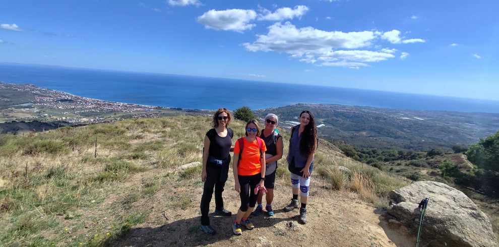 gruppo di donne in viaggio a piedi nel trekking calabria coast to coast
