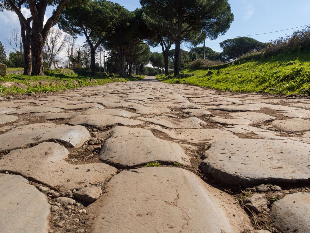 camminare-vie-antiche-di-roma