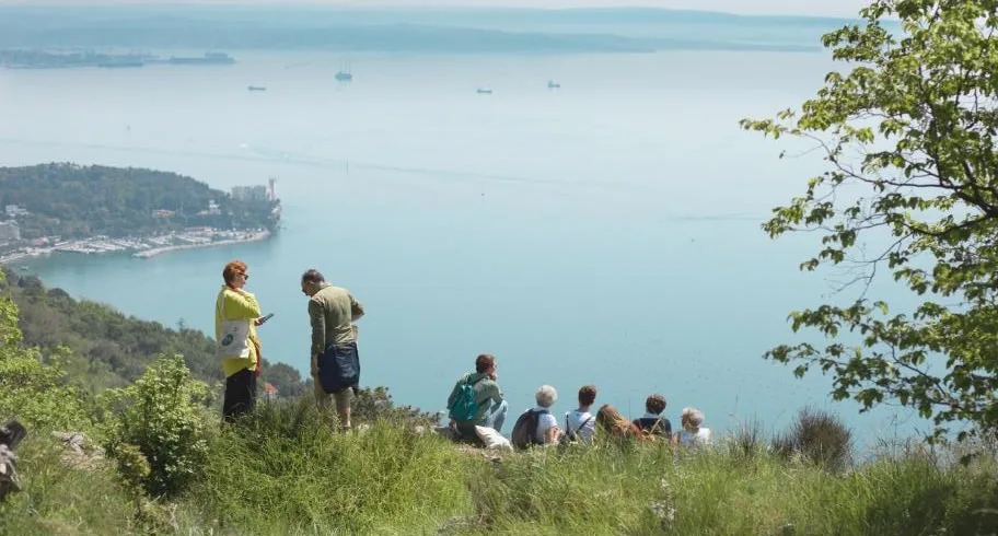Vista panoramica del Golfo di Trieste e del castello di Miramare dai sentieri del Carso durante un viaggio ispirazionale